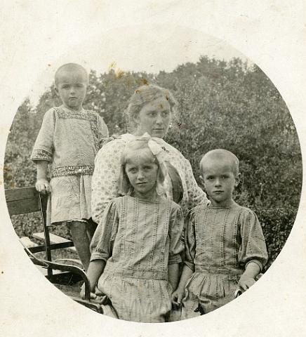KKE 749.jpg - Pani Kossarska z córkami. Od lewej: pierwsza Łucja, druga Jolanta, trzecia Wanda, 1913 r.